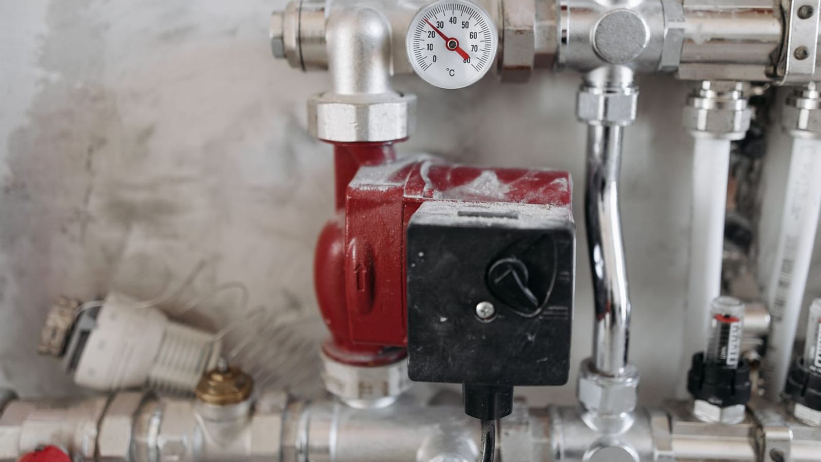 Manómetro, válvulas de latón y tubos de una instalación de agua vistos de cerca
